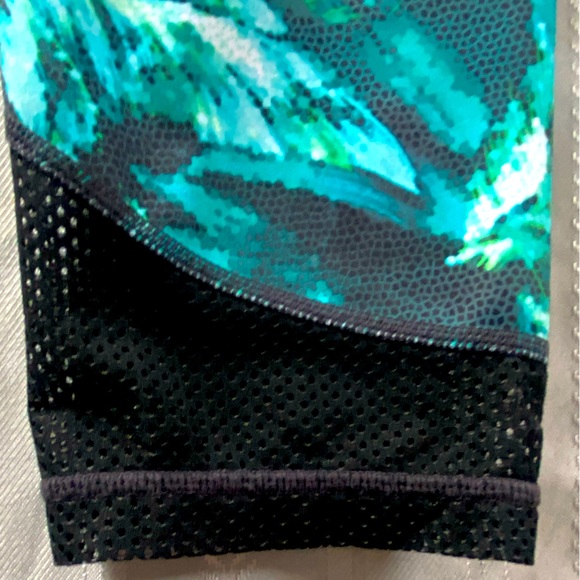 Athleta Napali Mesh Sonar Capri Leggings in Green Print-EUC - Picture 3 of 4